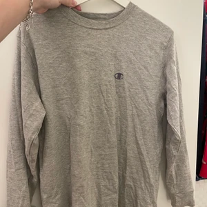 Grå longsleeve tröja från Champion - Superfin grå långärmad tröja från Champion. Storlek L men liten i storleken.