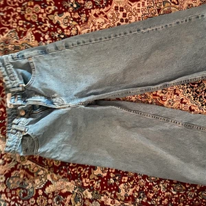 Jeans - Säljer dessa blåa jeans från Zara! Passar perfekt för någon som är under 165cm! 