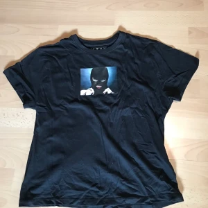 Carlings xs - Säljer en t-shirt från Carlings, i märket Stay. Tröjan är i storlek xs och är endast använd några enstaka gånger. Plagget är därmed i mycket gott skick och har inga tecken på slitage. Pris 50kr. 