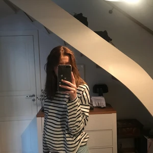 Randig tröja - Säljer min randiga tröja eftersom den inte kommer till användning längre💕 köpt från KappAhl och är i storlek M. Jag fick den av en släkting så vet tyvärr inte vad den kostade innan. 80kr+ frakt 💕