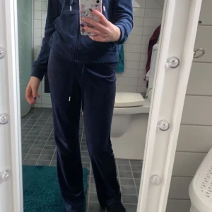 Gina set - Mörkblått gina tricot set. Säljer då jg fick ett mörkblått juicy set som jag gillar mer. Väldigt sparsamt använt så dwt är fortfarande väldigt lent 