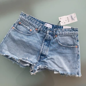 Zara Shorts - Helt oanvända midrise shorts från zara, supersnygga o perfekta nu till sommarn. Köpte för 250 säljer nu för 150!! Köparen står för frakten ❤️‍🔥❤️‍🔥
