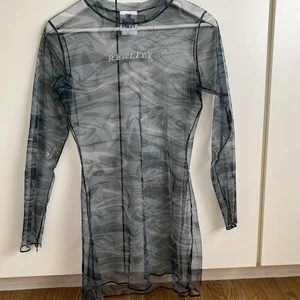 Klänning XS - Super fin då man kan ha en svart klänning under, använd en gång 💗