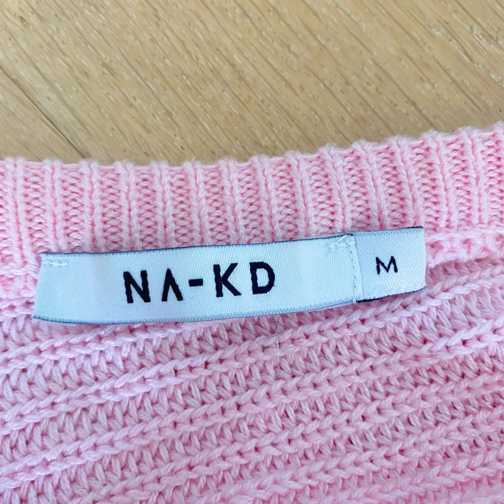 Superfin stickad tröja från NA-KD. Har djup V ringad form i ryggen💕💕. Stickat.
