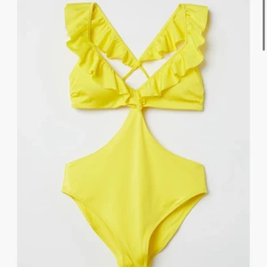 Baddräkt  - Slutsåld gul baddräkt med supersnygg knytning i ryggen ❣️ Enbart testad och säljs också i svart