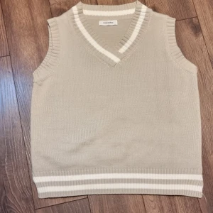 V neck väst - Dena är från yesstyle knappt använd då den är för liten för mig, det står att den är onesize men skulle nog säga att den är S till M