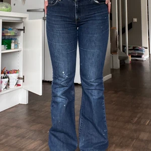 Crocker Bootcut jeans! - Jättefina Bootcut jeans med mid-rise midja! Har använts vid målning därav lite målarfärg på byxorna (syns på sista bilden)💕