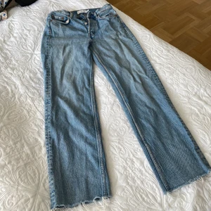 Raka jeans - Snygga raka jeans från other stories. Lite slitningar nertill, passar storlek 34-36. Säljer då dom inte längre passar mig😢