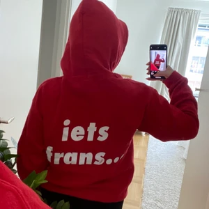 Iets frans hoodie - Supersnygg röd hoodie från iets frans☺️ passar storlek 34-38 beroende passform
