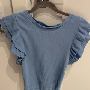 topp - Säljer denna superfina topp från zara då den inte kommer till användning. Färgen på tröjan stämmer mest överens med färgen på första bilden💕 Nypris är 120kr och jag säljer för 50kr+frakt!