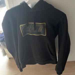 Ea7 tröja - Fick i present men kommer inte till användning. Knappt använd och är i väldigt bra skick. Äkta med taggs på insidan. Vid intresse kan dessa visas upp