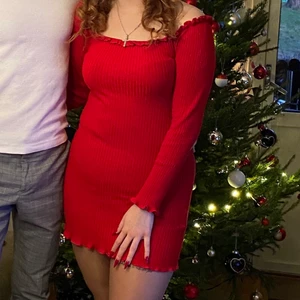 Röd kort klänning - Säljer min fina röda klänning som enbart är använd en gång under julafton. Den är i ett nytt skick och är i strl XL men funkar som både L och M egentligen 