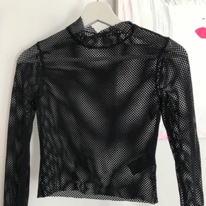 H&M topp S - En mycket fint topp från H&M i svart 