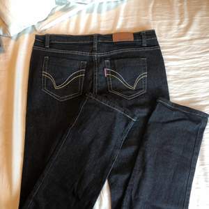 Reve jeans i normal midja i storlek 31