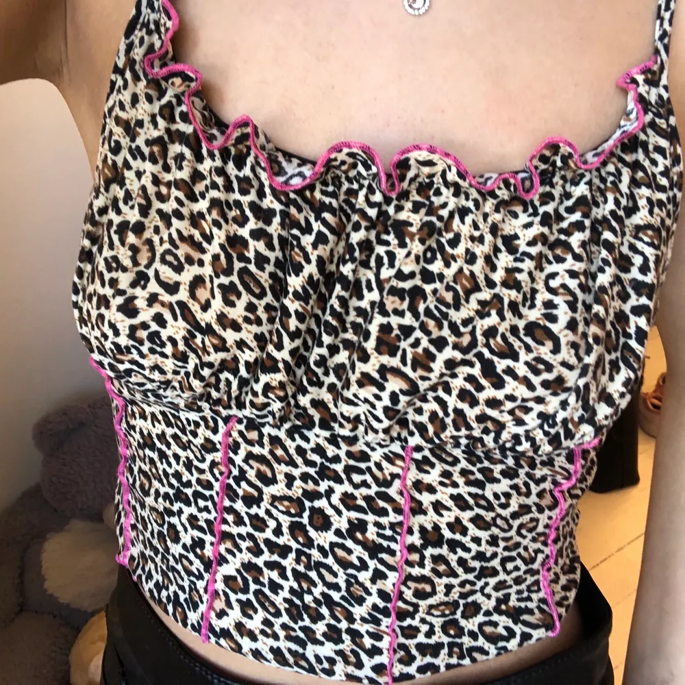 Ett leopard linne ifrån shein, aldrig använt. Passar dig som gillar mönster😚 DM för bättre bilder🤍. Toppar.