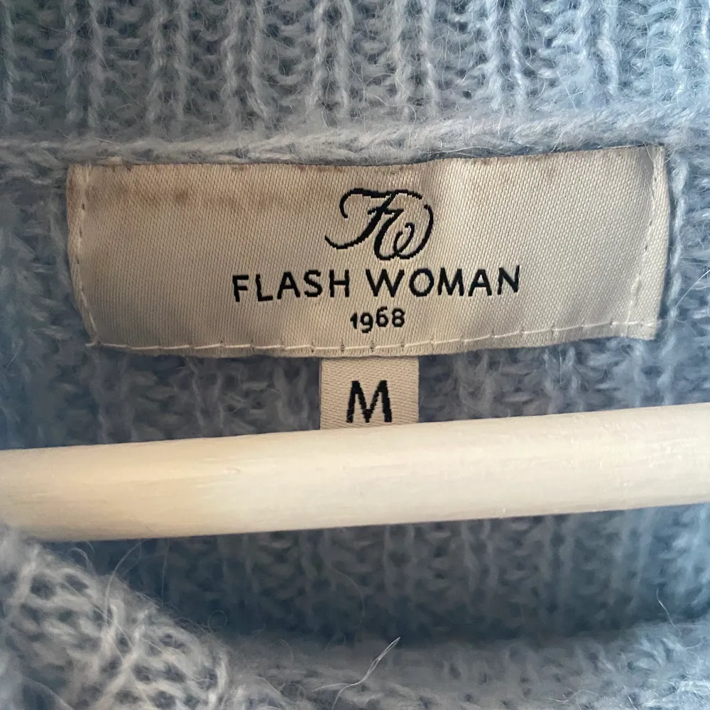 Jätte fin och gosig babyblå stickad polotröja. Färgen gör sig rättvis på sista bilden, färgen är alltså inte så kalltonad som den framstår i bild 1&2. Köpt på second hand men ursprungligen från Flash. Säljes pga kommer tyvärr inte användning längre. Stl är M men sitter fint på både mindre och större storlekar, beroende på hur tight/löst man vill att den ska sitta. Det är bara att höra av sig vid frågor och funderingar! Kan fraktas och priset går att diskutera💚. Neuleet.