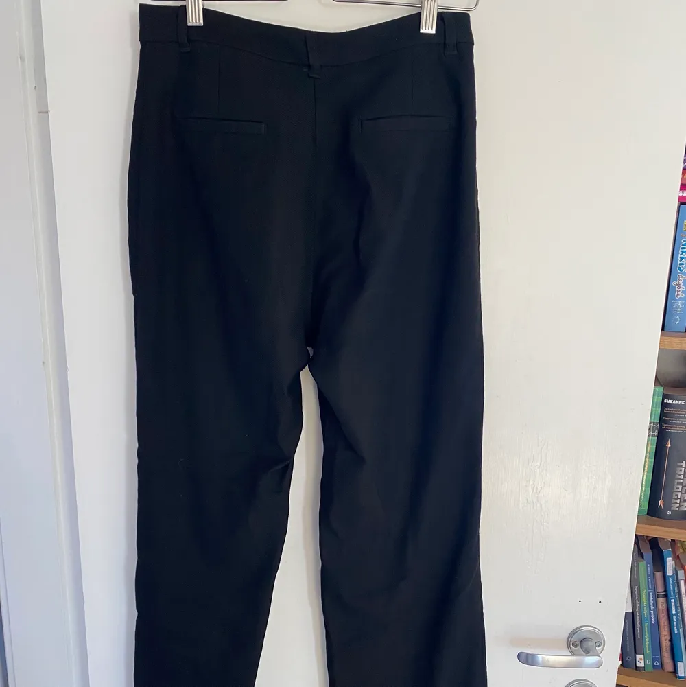 Svarta raka kostymbyxor från Monki i storlek 36! . Jeans & Byxor.