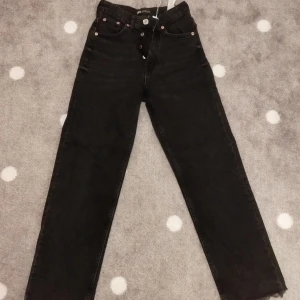 Zara jeans  - Zara jeans, storlek 32, som nya, säljer för att de är för små för mig 