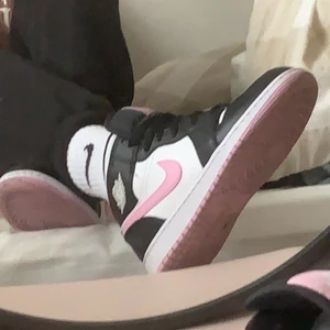 Jordans - Säljer dessa urfina jordans i storlek 36,5. Inte använda mycket alls, de enda tecknet på användning är att de creasat litegrann där fram. Men absolut inget man tänker på! Hör av er för fler bilder💗 köpte de för ungefär 2300kr 