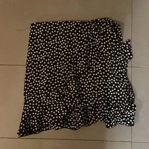 Svart kjol från shein som är använd 2 gånger den är i storlek S men passar xs också då man kan spänna den lite med snören, köptes för 110 och säljer för 35 kr, köpare står för frakt.