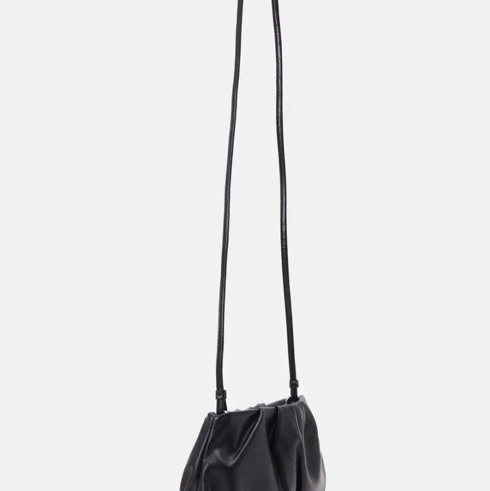En fin svart axelremsväska. Använd ett fåtal gånger därav i bra skick. Köpt från Espriti (Zalando) för 500kr. Höjd: 16cm, Längd: 28cm.. Väskor.