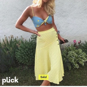 Kjol med set - Somrigt set med kjol och topp. Köpt på plick men det har inte kommit till användning. Supergulliga