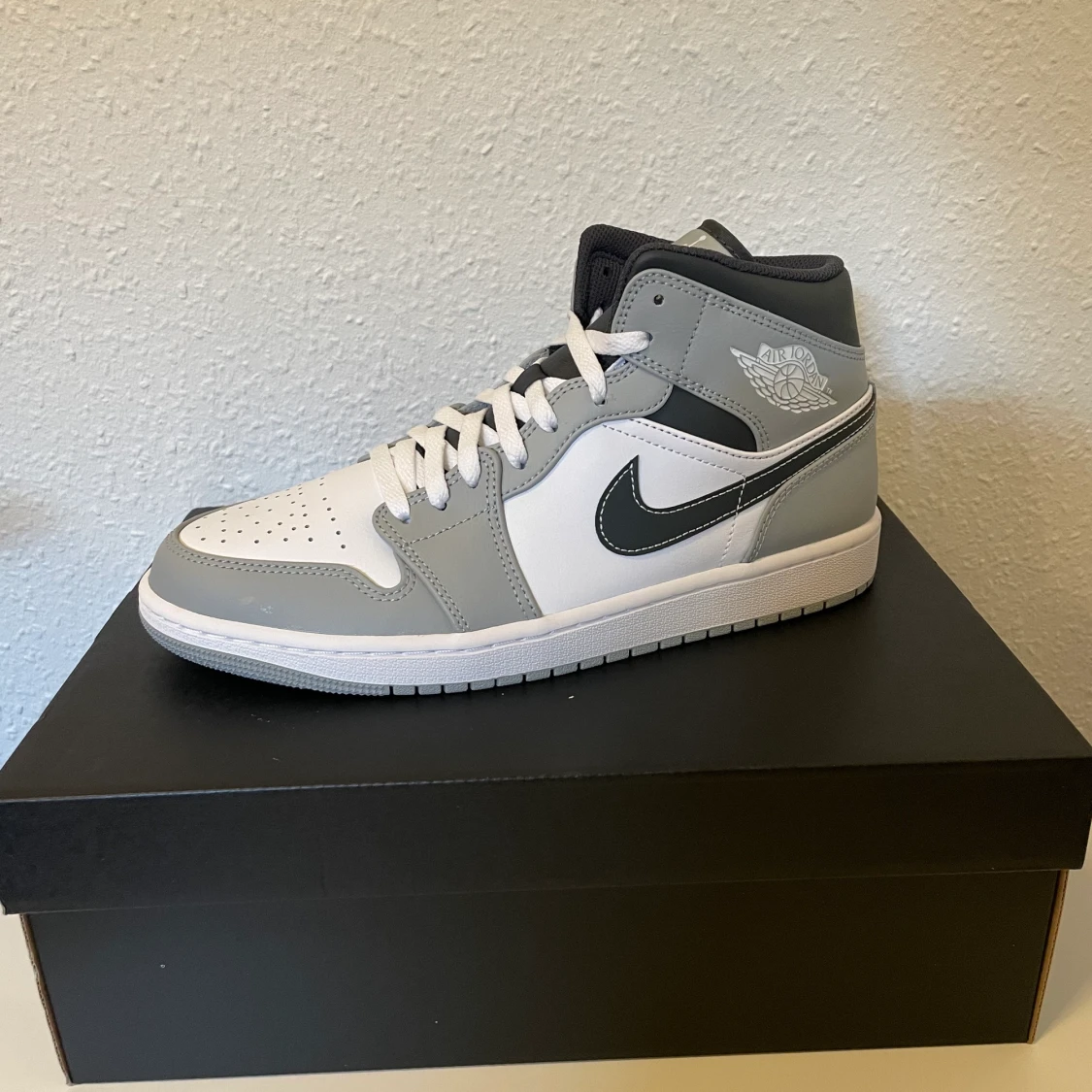 Jordan 1 mid LT smoke grey