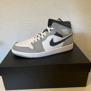 Jordan 1 mid LT smoke grey  - Säljer dessa skor, jordan 1 mid lt smoke grey i stl 43