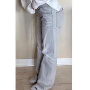 Gråa Vintage Acne Action jeans (1997) CA39815 Storlek 31/32 men passar mer som 29/30!🥰 