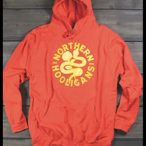 VIPER HOOD | Sunset Orange  - Säljer min hoodie från Northern Hooligans, bra skick inte använd många gånger, ordinarie pris 799kr, köparen står för frakt 