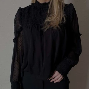 Zara Blouse - Supersnygg svart blus med volangdetaljer⚡️⚡️ Storlek: M Pris: 90kr Modellen bär vanligtvis storlek S.