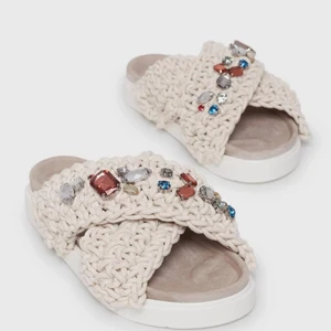 Tofflor Inukii - Superfina tofflor från inukii, säljer då de ej kommer till användning. Inköpta sommaren 2021 för 2100 kr, och användes då två gånger. Strl 39 men skulle säga att de är mer som strl 38. De två sista bilderna är mina. Köpare står för frakt.