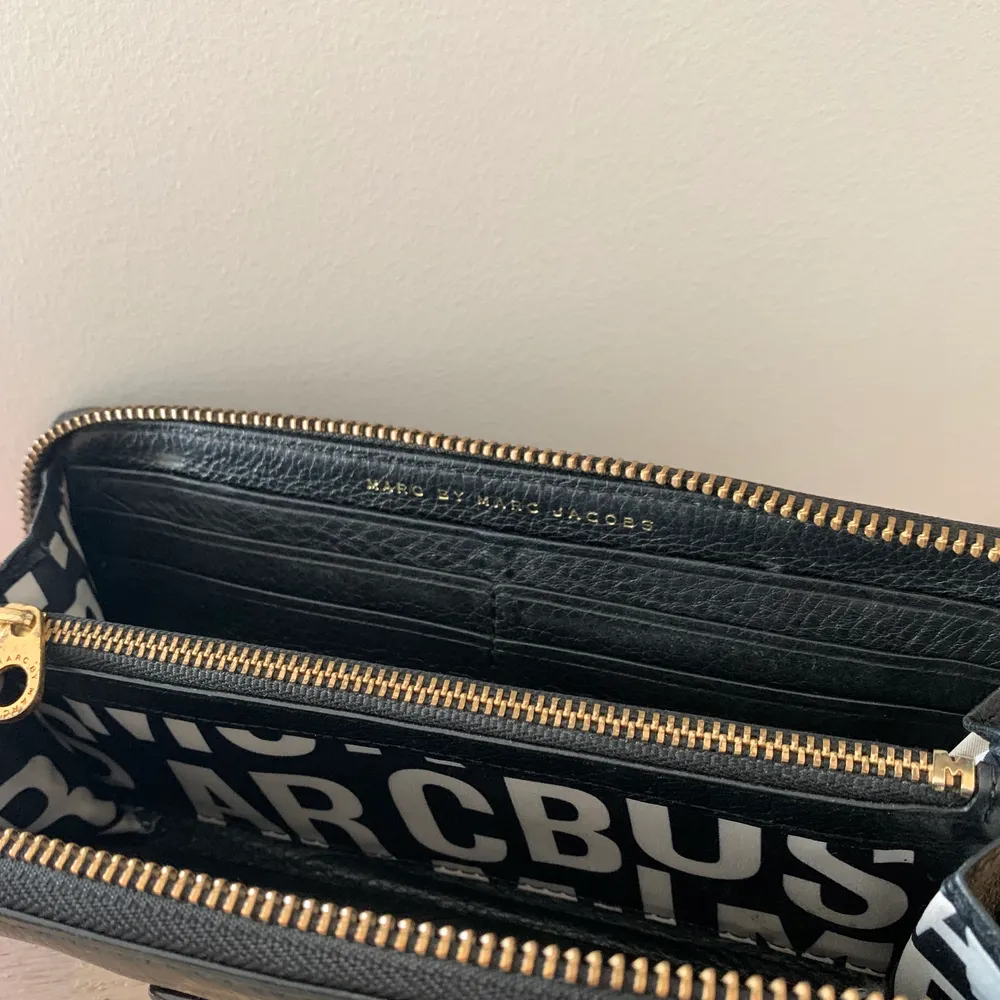 Marc by Marc Jacobs plånbok i läder. . Accessoarer.