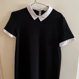 Klänning från zara - Säljer min svart och vita klänning från Zara. Väldigt söt med bra kvalitet. Använd 1-2 gånger. Nypris 359