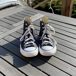 Svarta Chuck Taylor Converse ☀️ Använda under en sommar, men fortfarande fint skick. Säljer då de inte används längre. Liten slitning på märket men det syns fortfarande att det är Converse ❤️ 