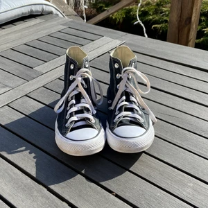 Svarta converse  - Svarta Chuck Taylor Converse ☀️ Använda under en sommar, men fortfarande fint skick. Säljer då de inte används längre. Liten slitning på märket men det syns fortfarande att det är Converse ❤️ 