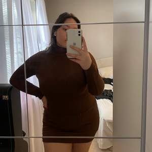 Fin brun miniklänning med hög krage✨ Från missguided, aldrig använd förutom när jag tog bilden, storlek 44💙
