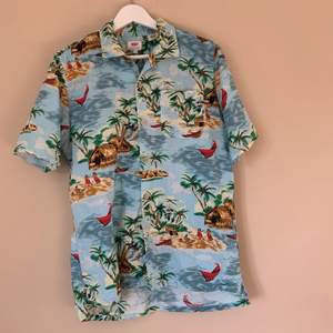 Väldigt fin Hawaii skjorta från Levis! Har använt den MAX 3 gånger. Size Small MEN den sitter oversized. Originalpriset är ca 600kr