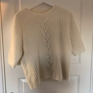 Stickad t-shirt  - Säljer denna stickade t-shirt ifrån mango. Den är i bra skick och köpt i november. Den är i Xl då den sitter tajt annars. Men passar mig som har storlek s