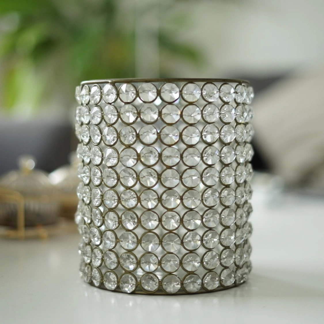 Blomvas med glasbehållare 