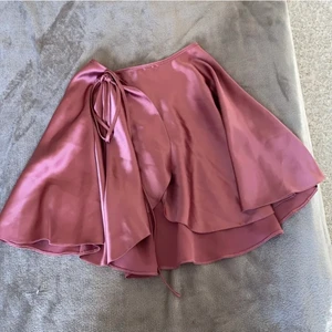 Satinkjol  - Säljer denna super snygga satin kjol från Asos💕💕