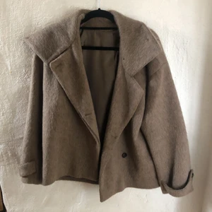 Arket kappa - Säljer nu min populära och eftertraktade arket kappa! Använd endast vid 2 tillfällen så den är som ny! 🧸 storleken är 38, men passar även bra på 36 och 40 skulle jag säga 🤗💓 ‼️‼️STARTAT EN BUDGIVNING NU DÅ MÅNGA ÄR INTRESSERADE! BUD MÅSTE ÖKA MED 50kr‼️‼️ AVSLUTAS IKVÄLL 18:00‼️