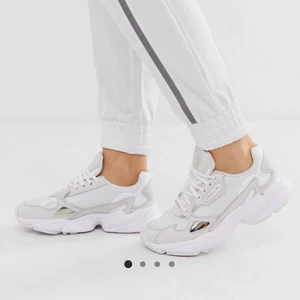 Adidas falcon - Snygga adidas skor i modellen Falcon i storlek 38, passar mig som har 37 också. Inte mycket använda så är hela och rena. Fler bilder kan skickas vid intresse! Nypris över 900, säljer för 300+frakt!💓