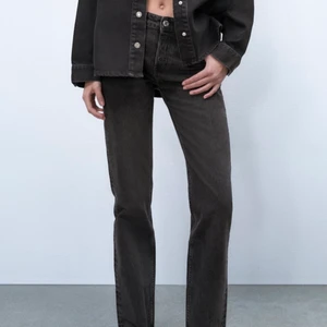 Zara mid rise - Grå/svarta mid rise jeans från Zara. Storlek 38. Bara använda någon gång men har ett hål nedanför knapparna, inget som direkt syns när man har dom på och skulle kunna lagas💕. Skriv privat vid intresse eller egna bilder.