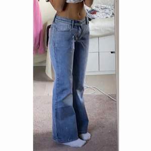 Säljer mina snygga lågmidjade jeans från brandy Melville pga att de är lite stora på mig som är en xs!💕(lånade bilder men är exakt samma jeans som på bilderna!)