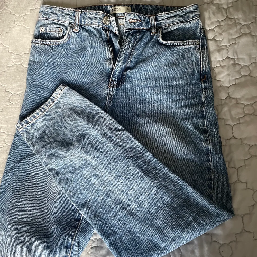 Blåa raka Jeans! Använda ett fåtal gånger men tröttnat på den stilen på jeans därför säljer jag dem! Ganska korta som slutar på anklarna.. Jeans & Byxor.