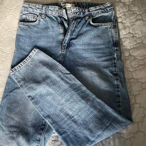 Blåa raka Jeans! Använda ett fåtal gånger men tröttnat på den stilen på jeans därför säljer jag dem! Ganska korta som slutar på anklarna.