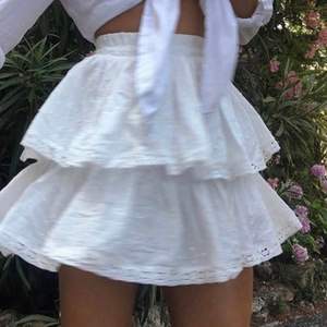 Säljer en sparsamt använd kjol från by Anastasia i strl 34-36! 