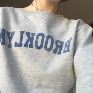 Sweatshirt  - Säljer denna galet snygga Sweatshirten från BikBok. Den är köpt här på plick och är bara använd av mig ca 2 ggr. Säljer de den inte kommer till användning, köpte den för 150 kr.✨🤍😻💞🥺💓 Vi diskuterar frakt.