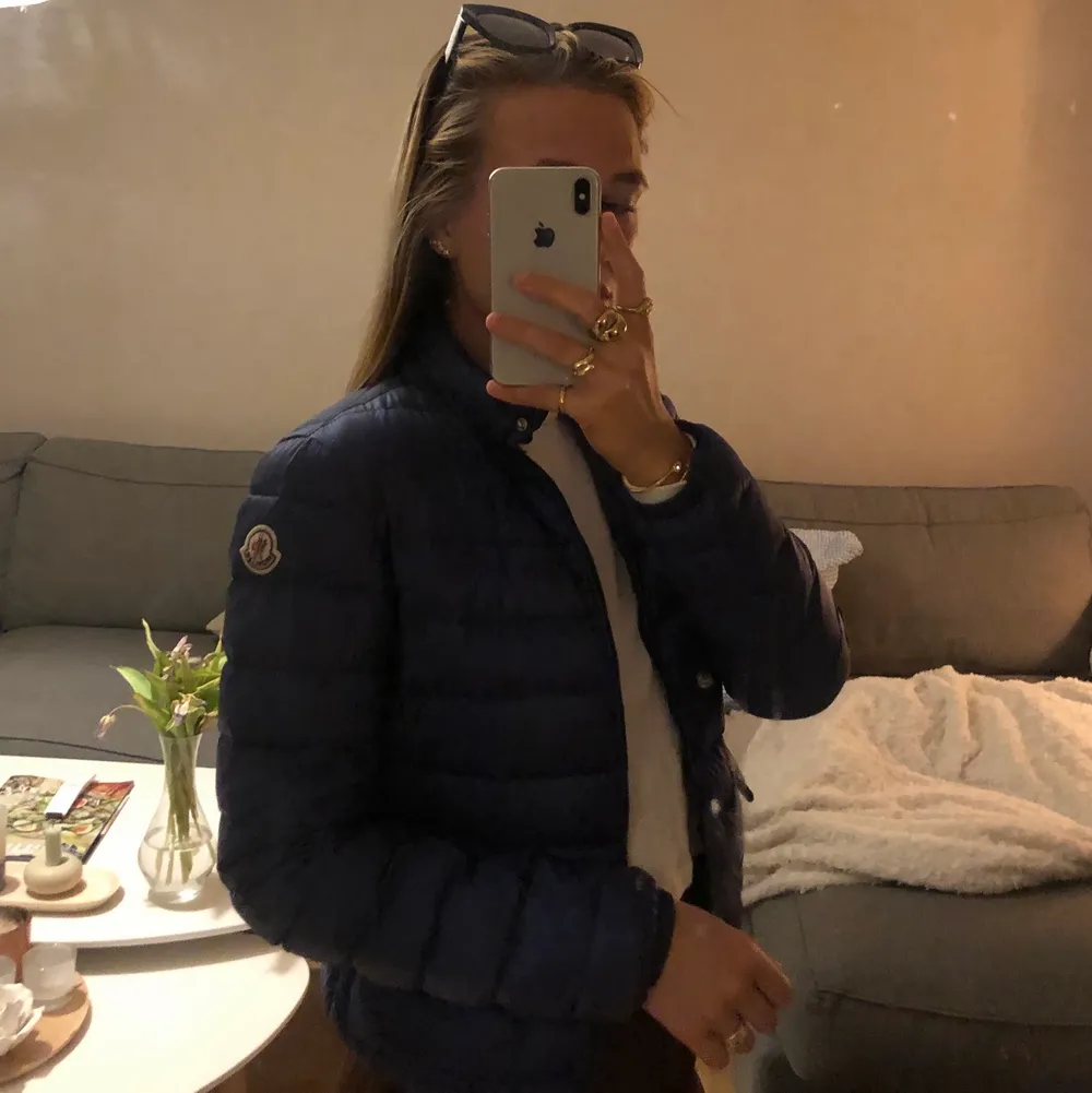 Hej! Jag säljer en så fin moncler jacka i nyskick! Nypris 9000, slutsåld i denna färg! Har äkthetsbevis, den har även en sån här scannerkod som de nyaste moddellerna har 💙 Denna modell är rätt ny, finns att köpa fortfarande! Bud:1700, säljer direkt för 1800💙💙💙   . Jackor.